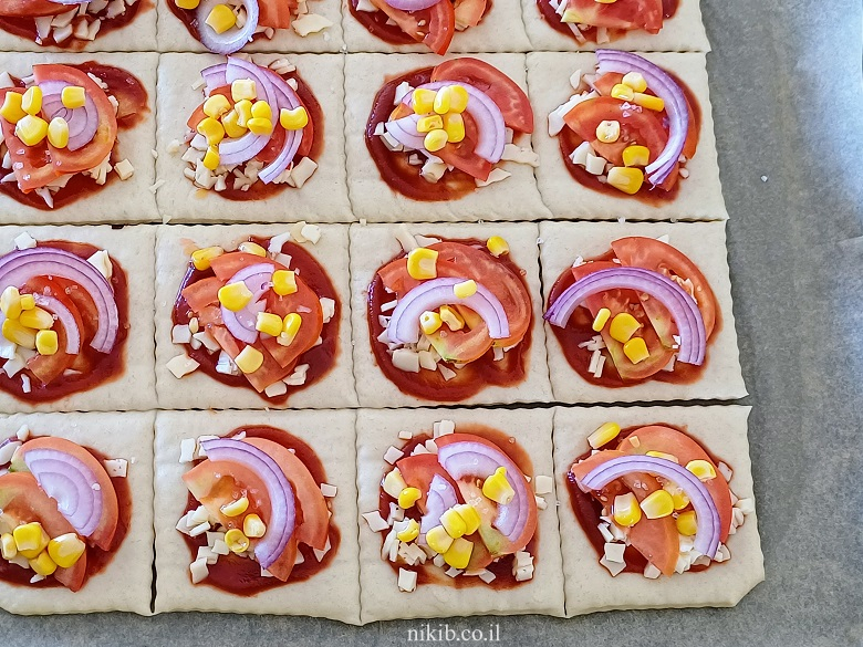 מתכון פיצה במגש: פיצה מרובעת ביתית קלה