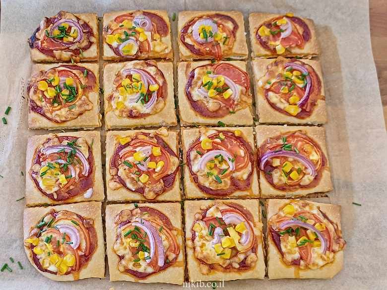 מתכון פיצה במגש: פיצה מרובעת ביתית קלה