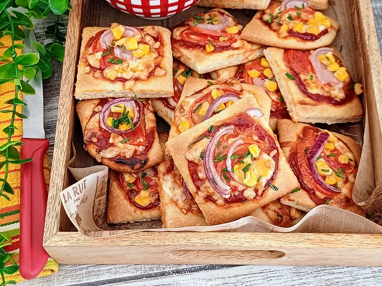 מתכון פיצה במגש: פיצה מרובעת ביתית קלה