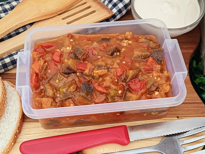 סלט חצילים ופלפלים ברוטב עגבניות עשיר