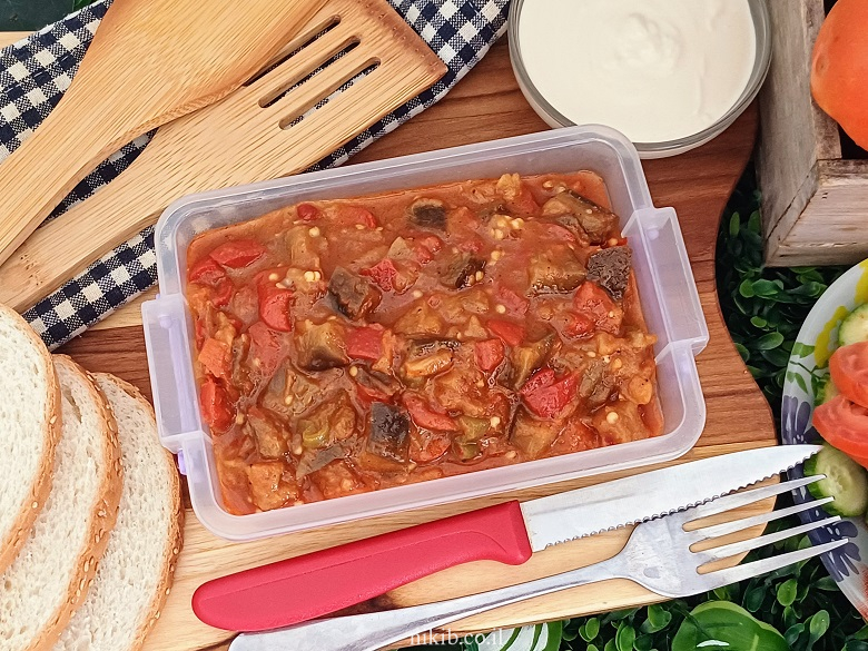 סלט חצילים ופלפלים ברוטב עגבניות עשיר