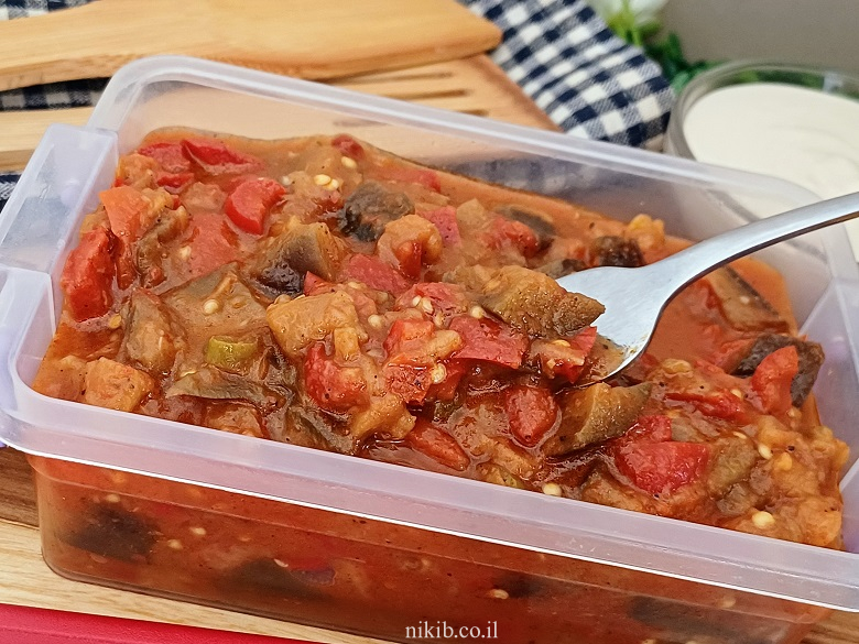 סלט חצילים ופלפלים ברוטב עגבניות עשיר