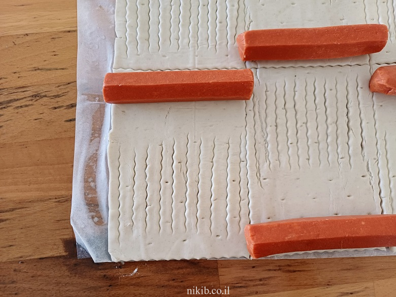 משה בתיבה אקספרס: נקניקיות בבצק עלים (מתכון קל) משה בתיבה אקספרס: נקניקיות בבצק עלים (מתכון קל)