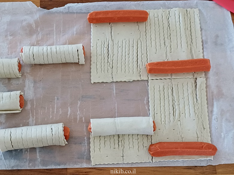 משה בתיבה אקספרס: נקניקיות בבצק עלים (מתכון קל) משה בתיבה אקספרס: נקניקיות בבצק עלים (מתכון קל)