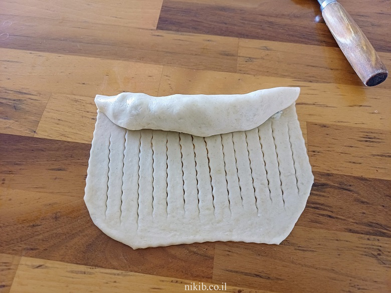 מאפה שמרים מלוח במילוי תרד וגבינות