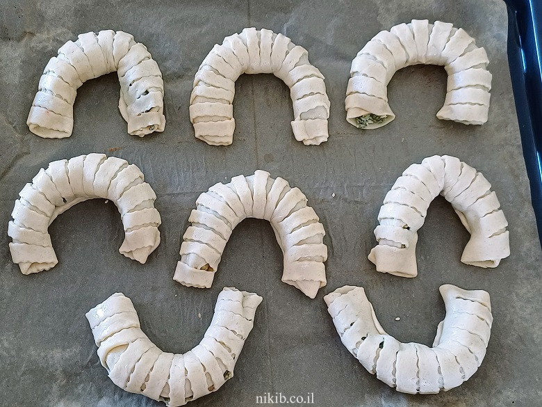 מאפה שמרים מלוח במילוי תרד וגבינות