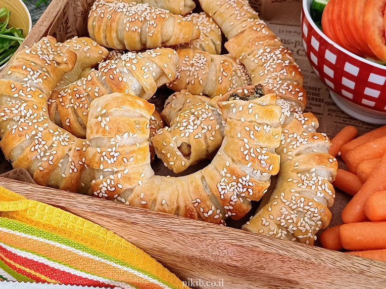 מאפה שמרים מלוח במילוי תרד וגבינות