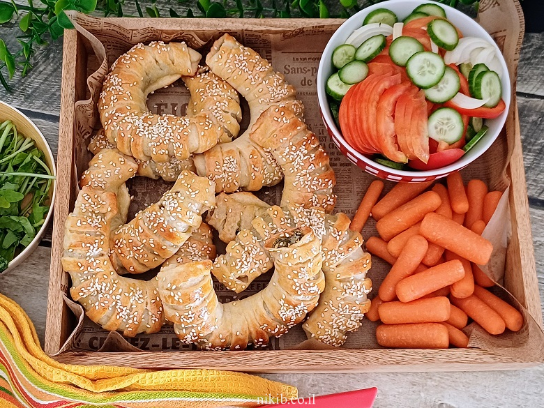 מאפה שמרים מלוח במילוי תרד וגבינות