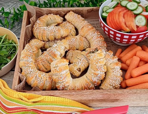 מאפה שמרים מלוח במילוי תרד וגבינות