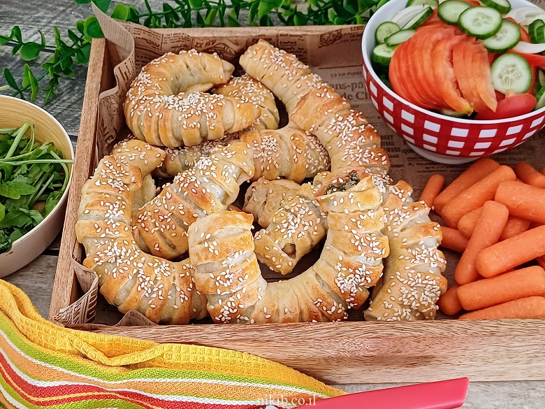 מאפה שמרים מלוח במילוי תרד וגבינות