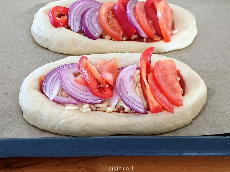 פוקצ'ה פיצה: מתכון קל לבצק רך ואוורירי