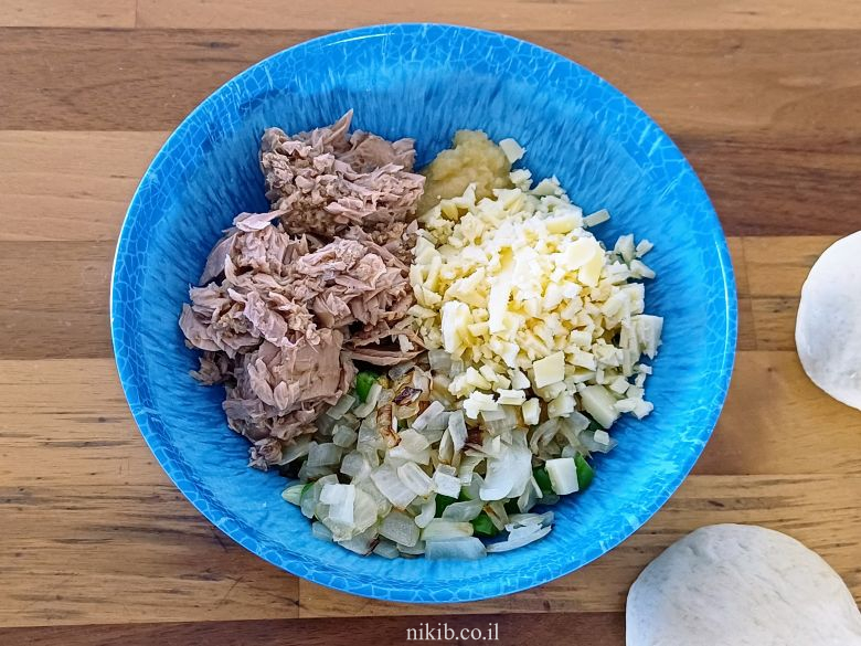 מאפה טונה וגבינות: נהדר במחבת או אפוי בתנור