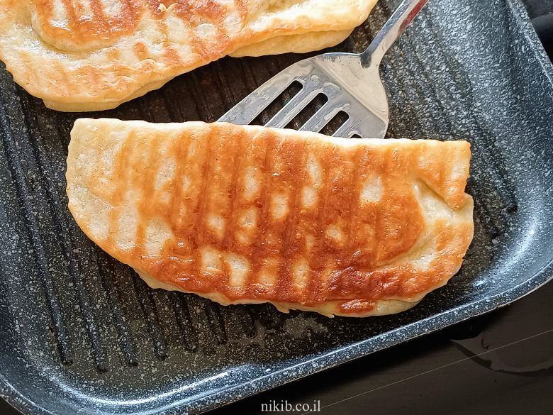 מאפה טונה וגבינות: נהדר במחבת או אפוי בתנור