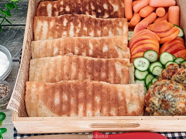 מאפה טונה וגבינות: נהדר במחבת או אפוי בתנור