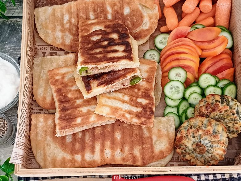 מאפה טונה וגבינות: נהדר במחבת או אפוי בתנור