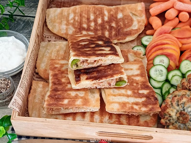 מאפה טונה וגבינות: נהדר במחבת או אפוי בתנור