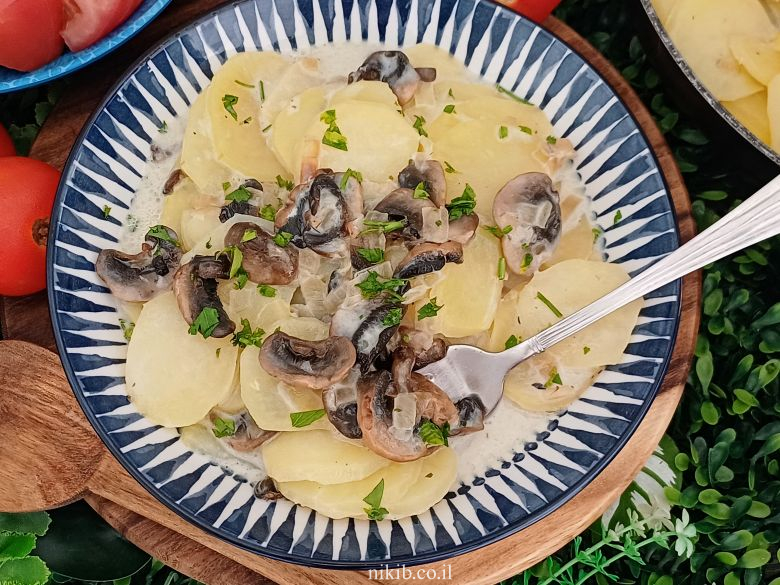 תפוחי אדמה ופטריות מוקרמים במחבת