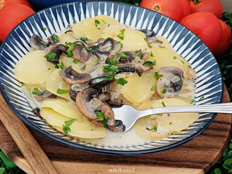 תפוחי אדמה ופטריות מוקרמים במחבת