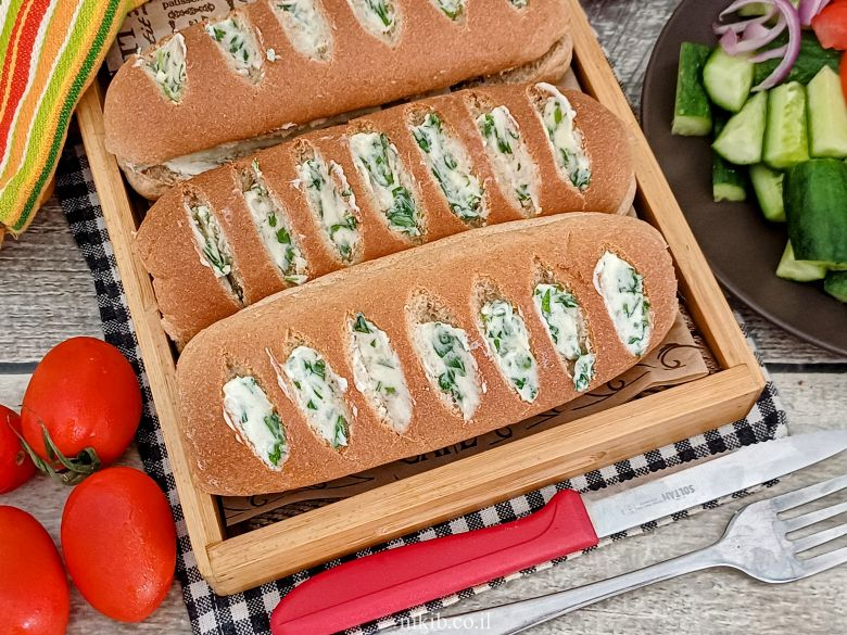 לחם שום עם גבינה צהובה נמסה