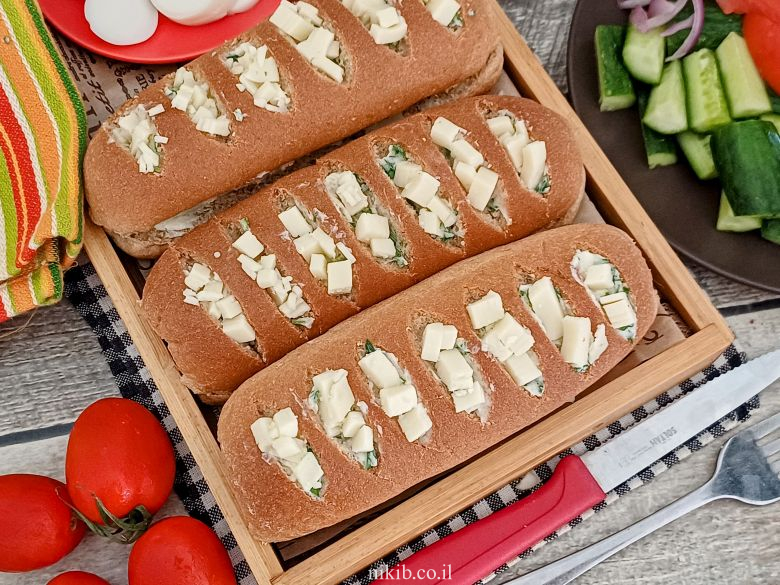 לחם שום עם גבינה צהובה