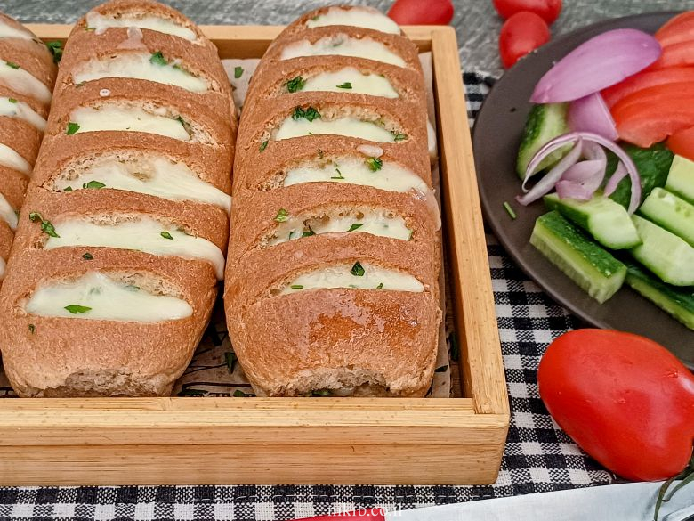 לחם שום עם גבינה צהובה לחם שום עם גבינה צהובה