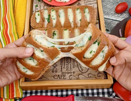 לחם שום עם גבינה צהובה נמסה