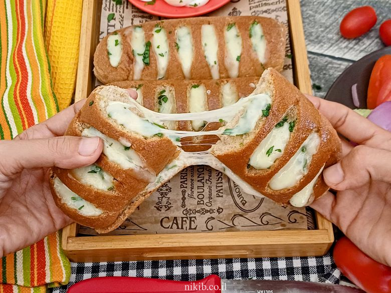 לחם שום עם גבינה צהובה נמסה