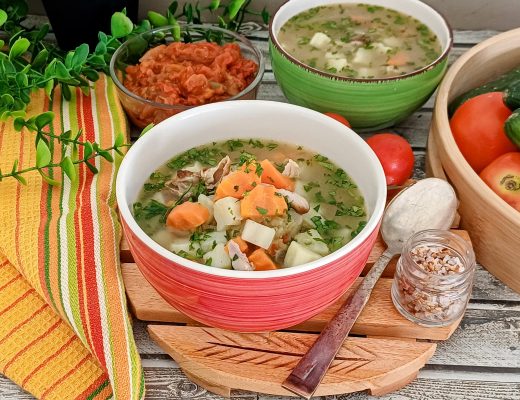 מרק עוף עם ירקות ועדשים – טעם של בית אמיתי