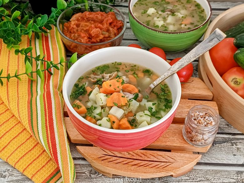 מרק עוף עם ירקות ועדשים – טעם של בית אמיתי מרק עוף עם ירקות ועדשים – טעם של בית אמיתי