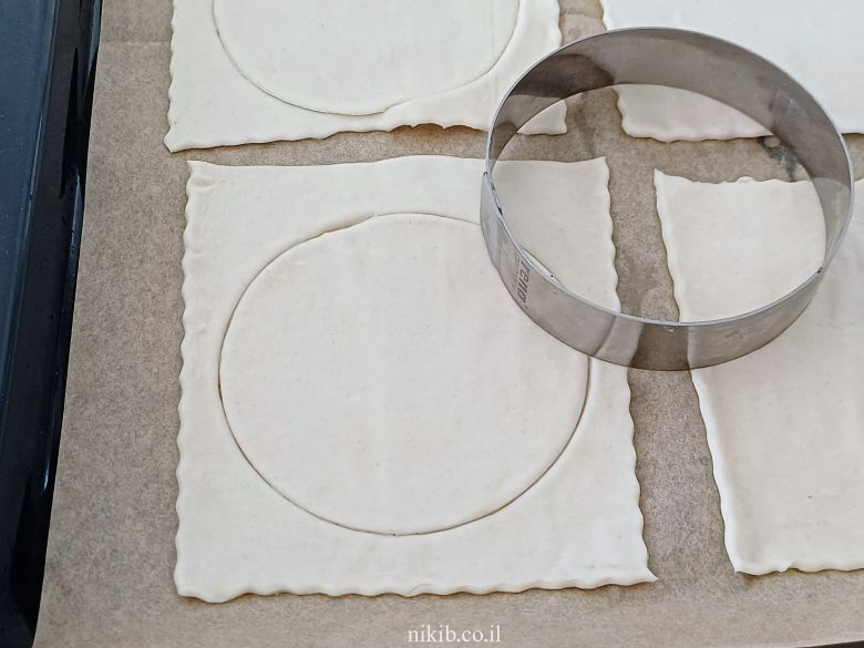 ריבועי פיצה מבצק עלים