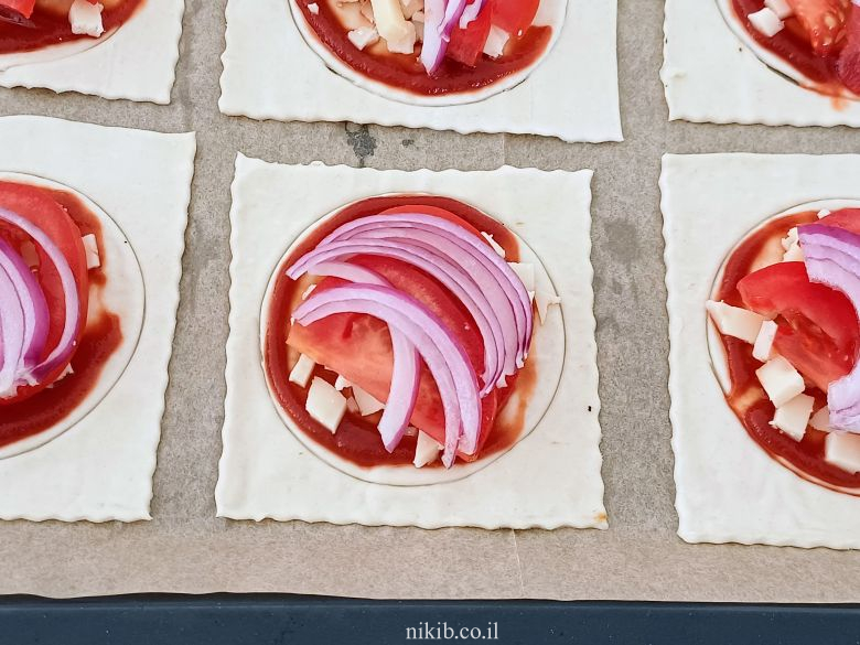 ריבועי פיצה מבצק עלים