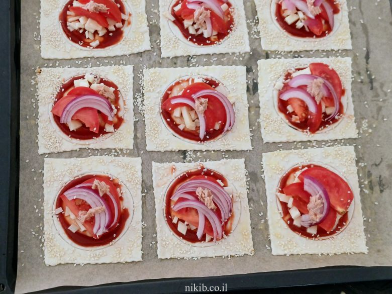 ריבועי פיצה מבצק עלים