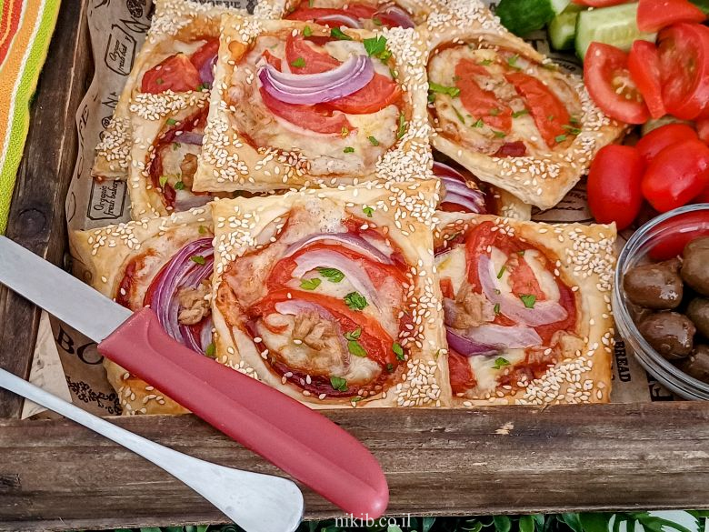 ריבועי פיצה מבצק עלים