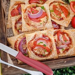 ריבועי פיצה מבצק עלים