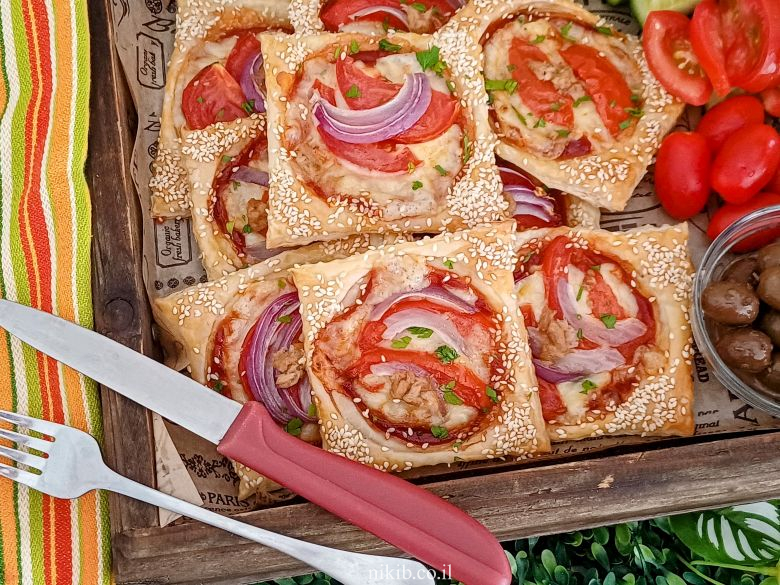 ריבועי פיצה מבצק עלים