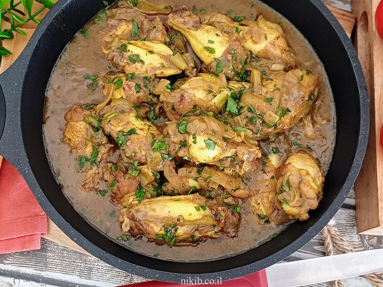 עוף צהוב בסיר