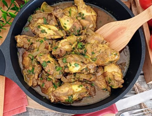 עוף צהוב בסיר