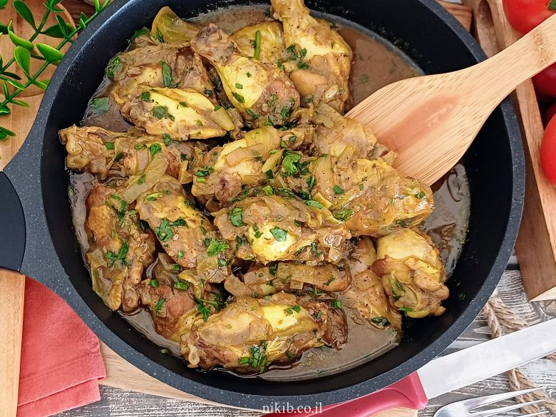 עוף צהוב בסיר