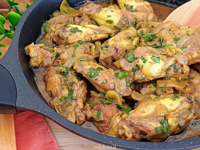 עוף צהוב בסיר