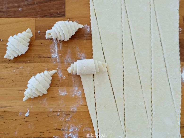 קרואסון גבינה צהובה