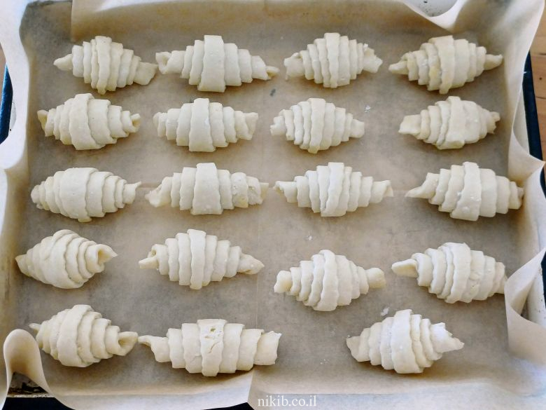 קרואסון גבינה צהובה