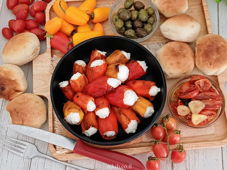 פלפלונים ממולאים בגבינה פלפלונים ממולאים בגבינה