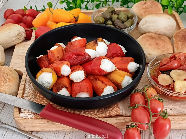 פלפלונים ממולאים בגבינה פלפלונים ממולאים בגבינה