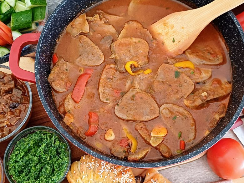 פרוסות צלי בקר ברוטב פלפלים