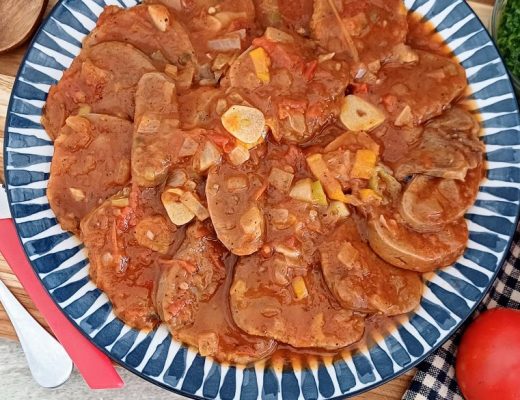 צלי בקר רך ונימוח חתוך לפרוסות דקות ומוגש בתוך רוטב עשיר.