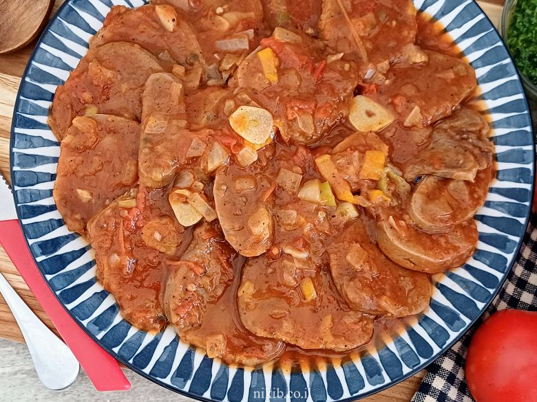 צלי בקר רך ונימוח חתוך לפרוסות דקות ומוגש בתוך רוטב עשיר.