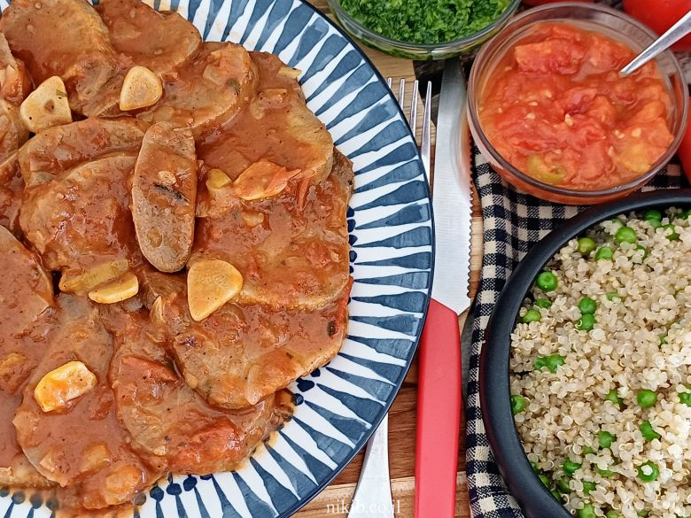 חיתוך צלי בקר קר לפרוסות דקות ואחידות.