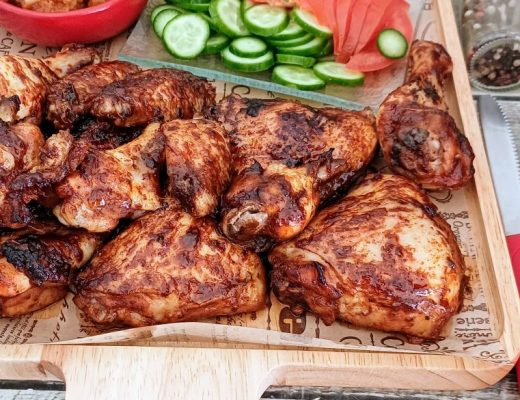 כרעיים צלויות בתנור עם עור קריספי ושחום בצלחת הגשה