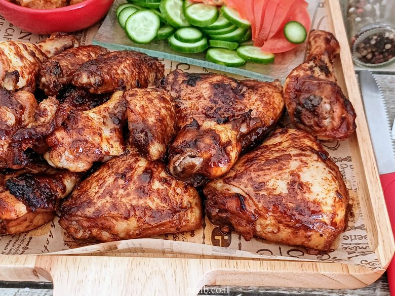 כרעיים צלויות בתנור עם עור קריספי ושחום בצלחת הגשה