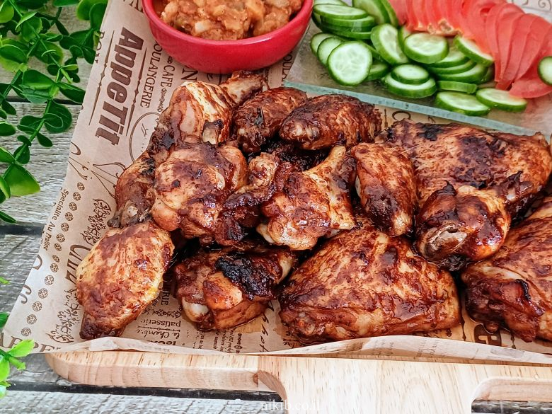 עוף צלוי בתנור בתבנית עם נוזלי הצלייה